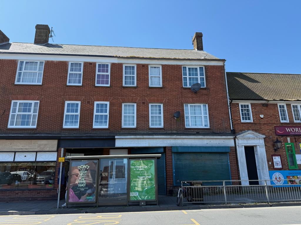 Lot: 87 - MIXED USE COMMERCIAL/RESIDENTIAL BUILDING IN THE TOWN CENTRE - Vacant commercial premises with two tenanted flats above